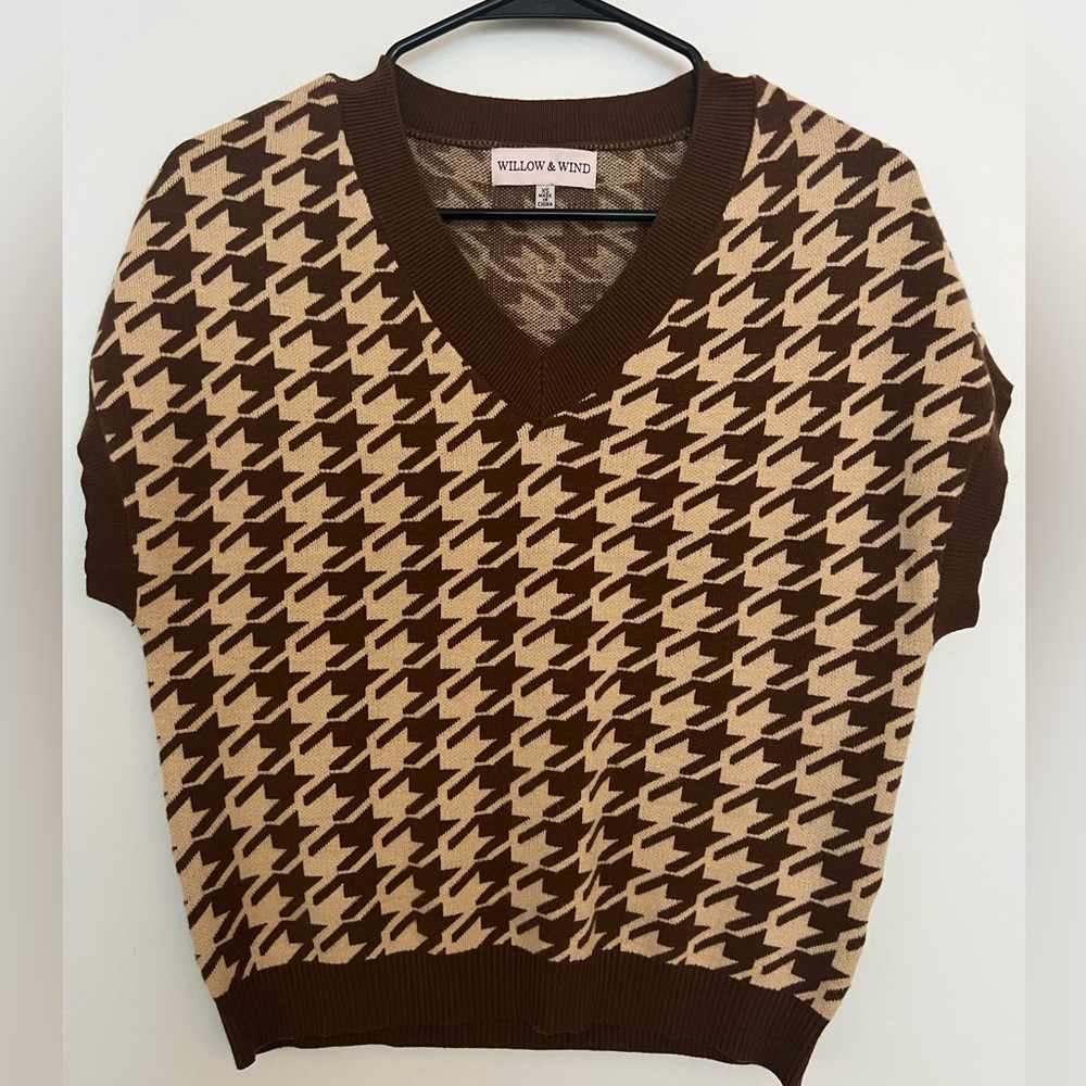 Houndstooth pattern sweater vest by Willow and Wind, size XS.